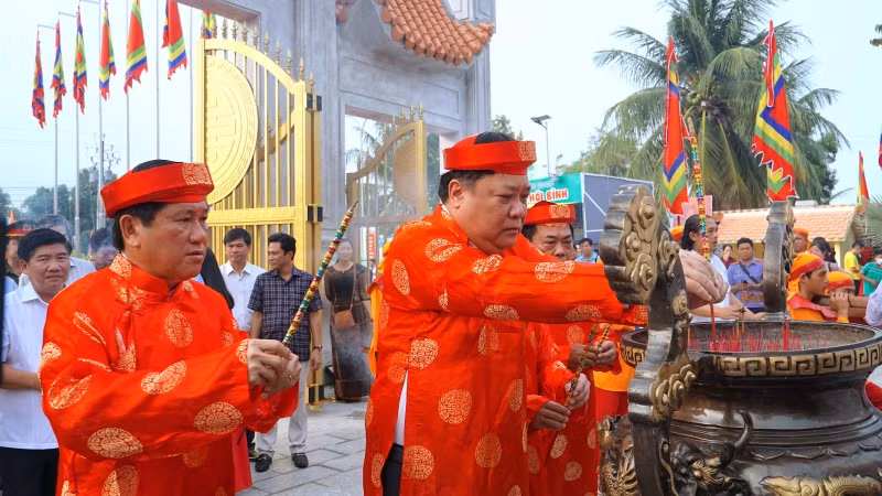 Lãnh đạo tỉnh Cà Mau dâng hương tưởng nhớ công ơn trời biển của các vị Vua Hùng nhân Ngày Giỗ Tổ, vào sáng 29/4.