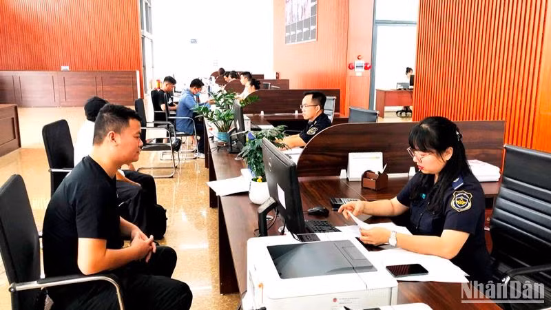 Doanh nghiệp nộp hồ sơ tại Trung tâm tiếp nhận, giải quyết thủ tục hành chính và nhận kết quả, không phải đến nhiều bộ phận như trước đây. (Ảnh: QUỐC HỒNG) Doanh nghiệp nộp hồ sơ tại Trung tâm tiếp nhận, giải quyết thủ tục hành chính và nhận kết quả, không phải đến nhiều bộ phận như trước đây. (Ảnh: QUỐC HỒNG)