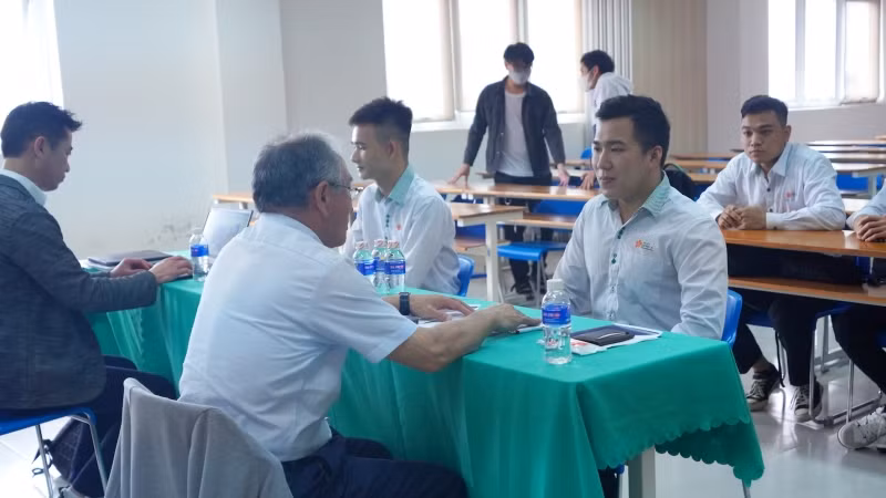 Sinh viên trực tiếp trả lời phỏng vấn, tìm kiếm việc làm tại sự kiện.