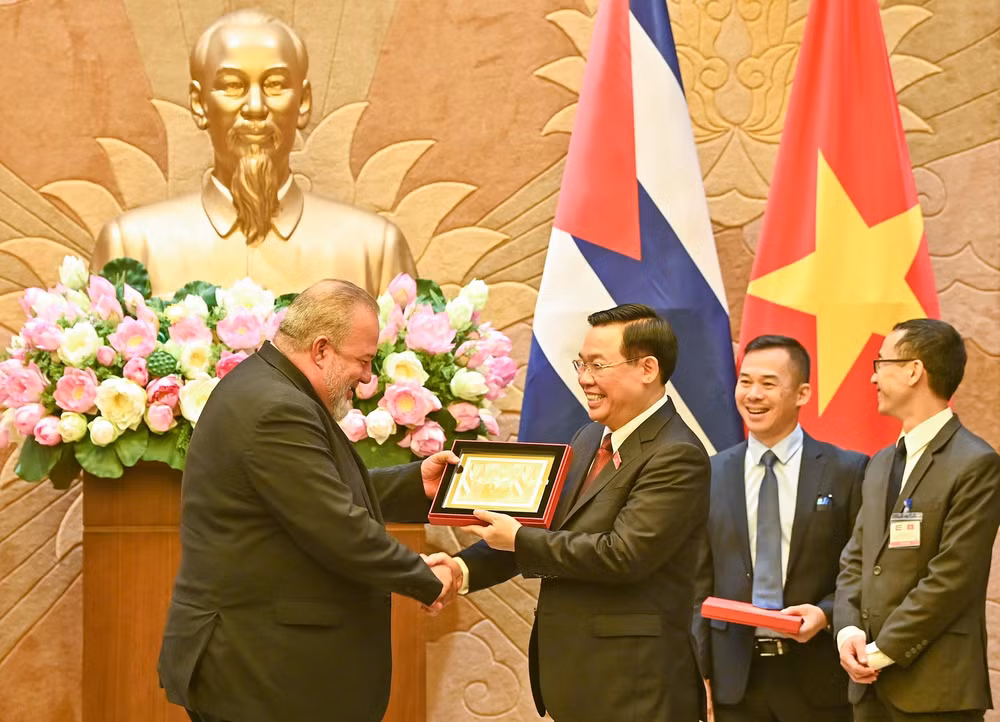 Chủ tịch Quốc hội Vương Đình Huệ tặng quà lưu niệm cho Thủ tướng Cộng hòa Cuba Manuel Marrero Cruz.