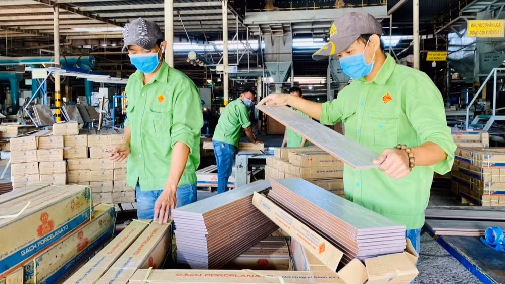 Sản xuất gạch men tại Công ty Trách nhiệm hữu hạn Top Tile (thị xã Phú Mỹ, tỉnh Bà Rịa-Vũng Tàu).