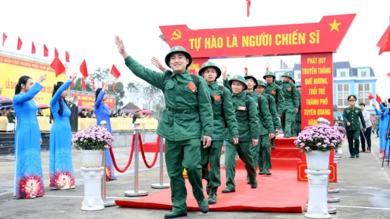 Tân Binh hăng hái lên đường thực hiện nghĩa vụ quân sự.