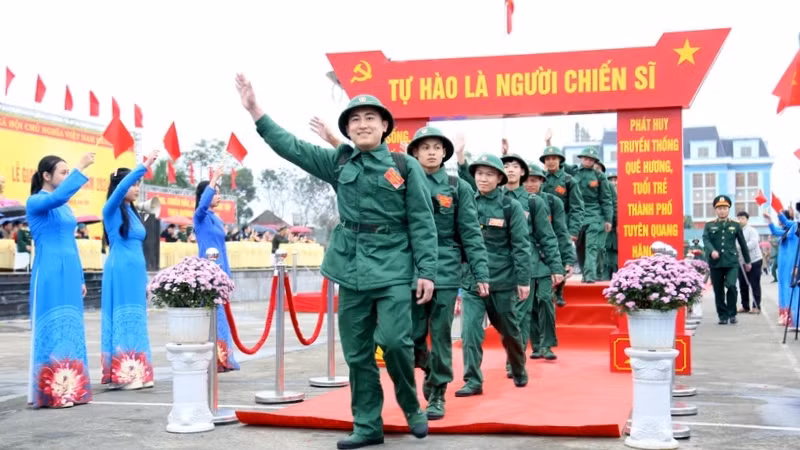 Tân Binh hăng hái lên đường thực hiện nghĩa vụ quân sự.