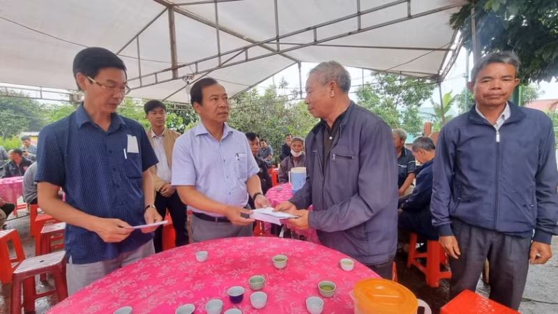 Đại diện Ban An toàn Giao thông tỉnh Gia Lai đến thăm, động viên gia đình anh Nguyễn Quang H.