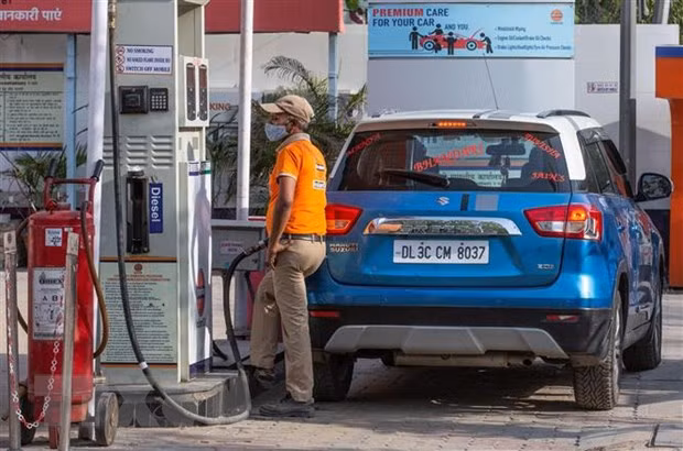 Bơm xăng cho phương tiện tại một trạm xăng ở New Delhi, Ấn Độ. (Ảnh: THX/TTXVN)