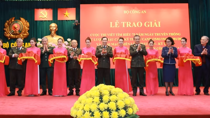 Các đại biểu cắt băng khai mạc Triển lãm.