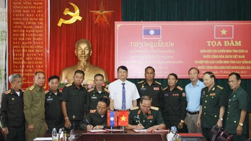 Hội Cựu chiến binh tỉnh Sơn La và Hiệp hội Cựu chiến binh tỉnh Xaysomboun ký kết biên bản làm việc.