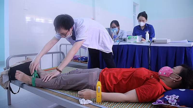 Lực lượng thầy thuốc trẻ tham gia khám bệnh, tư vấn sức khỏe cho thanh niên công nhân, người dân tại Ngày hội.