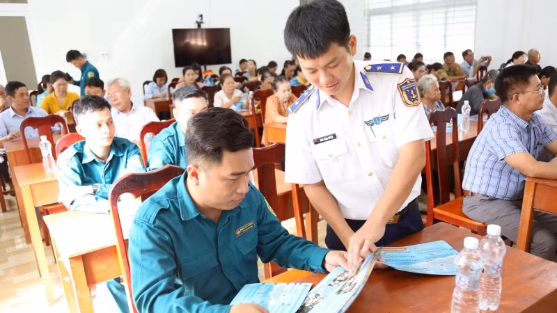 Tuyên truyền, phổ biến pháp luật về biển, đảo.