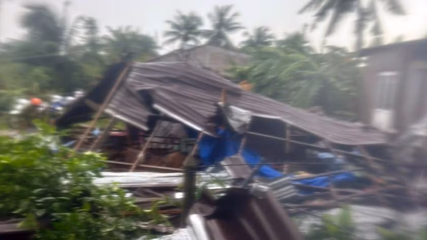 Nhiều căn nhà tại Sóc Trăng đã bị sập hoàn toàn trong cơn dông sáng 31/7.