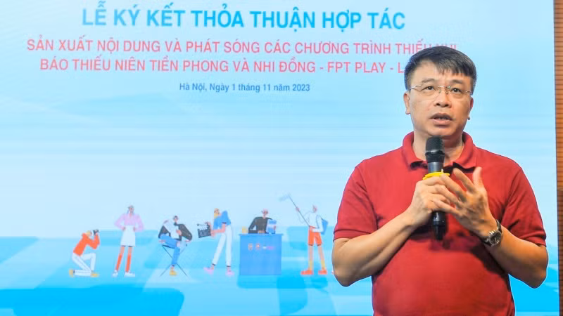 Tổng Biên tập Nguyễn Phan Khuê phát biểu chào đón FPT Play và LalaTV đến với Tòa soạn Báo Thiếu niên Tiền phong và Nhi đồng.