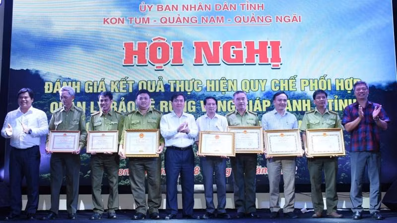 Ủy ban nhân dân tỉnh Kon Tum khen thưởng các cá nhân, tập thể làm tốt công tác quản lý, bảo vệ rừng.