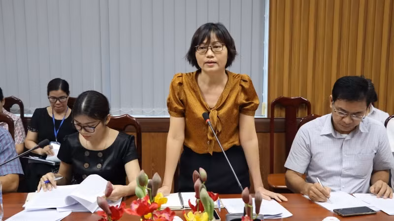 Đại diện Ban Quản lý các khu công nghiệp Đồng Nai trả lời câu hỏi tại buổi họp báo.