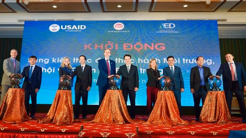 Phái đoàn ngoại giao Hoa Kỳ tại Việt Nam đã thông qua Cơ quan Phát triển quốc tế Hoa Kỳ (USAID), Bộ Kế hoạch và Đầu tư (MPI) tổ chức Diễn đàn.