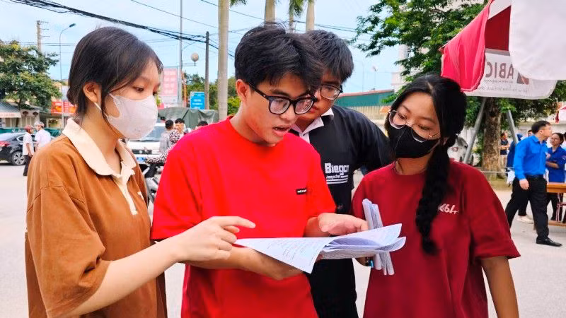 Thí sinh trao đổi về đề thi môn Ngoại ngữ.