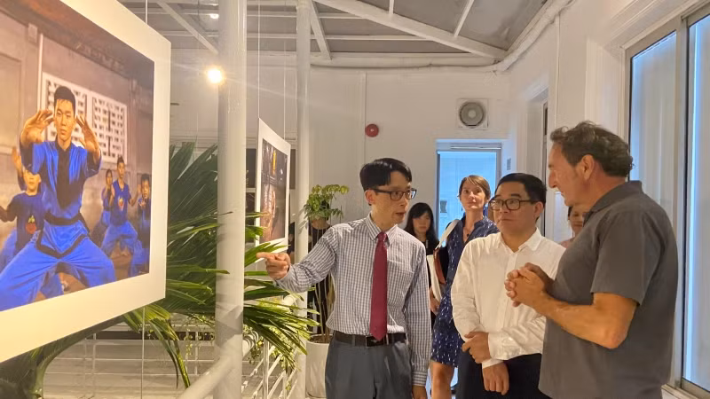 Tác giả Philippe Marinig (ngoài cùng bên phải) chia sẻ về ý tưởng và thông điệp truyền tải qua mỗi bức hình.