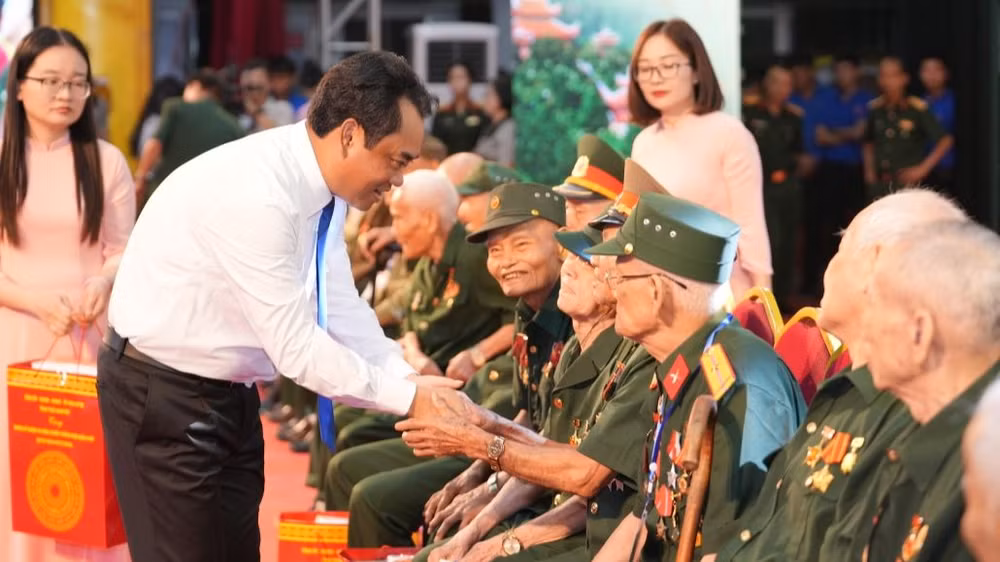 Đồng chí Trịnh Việt Hùng, Ủy viên dự khuyết Trung ương Đảng, Phó Bí thư Tỉnh ủy, Chủ tịch UBND tỉnh tặng quà cho các chiến sĩ Điện Biên, thanh niên xung phong.