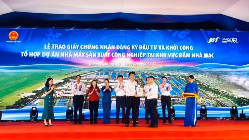 UBND tỉnh Quảng Ninh đã trao Giấy chứng nhận đăng ký đầu tư cho các dự án.