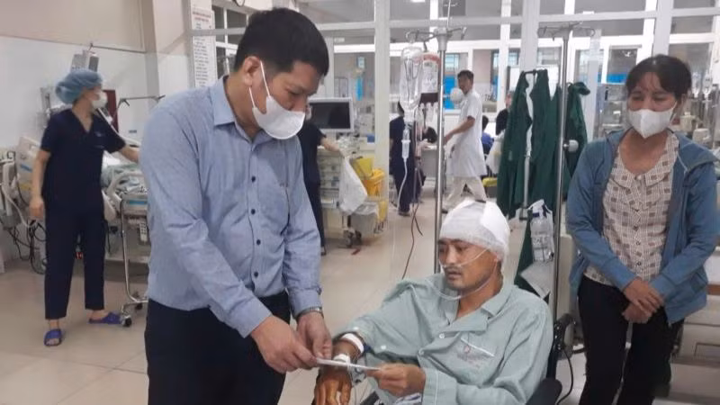 Phó Chủ tịch Thường trực Công đoàn TKV Phạm Hồng Hạnh thăm hỏi, động viên anh Nghiêm Văn Tới, Công ty Kho vận và cảng Cẩm Phả bị thương trong khi làm nhiệm vụ, đang điều trị tại Bệnh viện Bãi Cháy.