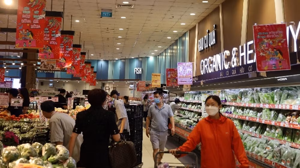 Bên cạnh các mặt hàng Tết, AEON Việt Nam cũng bảo đảm nguồn cung các mặt hàng thiết yếu.