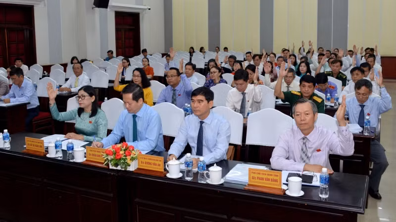 Các đại biểu Hội đồng nhân dân tỉnh Bình Thuận biểu quyết thông qua các Nghị quyết về phát triển kinh tế-xã hội tỉnh.