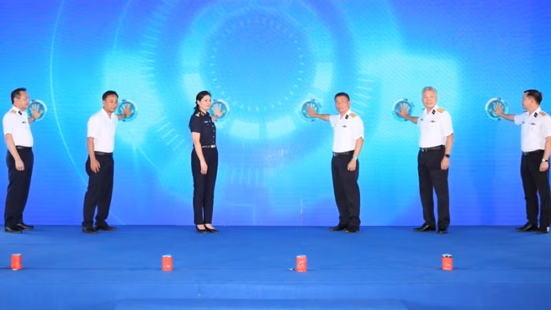 Các đại biểu nhấn nút phát lệnh làm hàng.