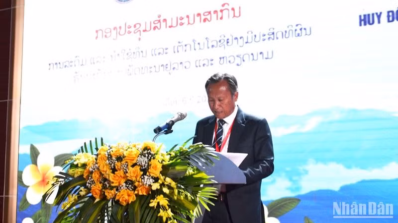 Phó Giáo sư Phouvong Ounkhamsane, Giám đốc Học viện Chính trị và Hành chính quốc gia Lào phát biểu tại Hội thảo. (Ảnh: QUỐC HỒNG)