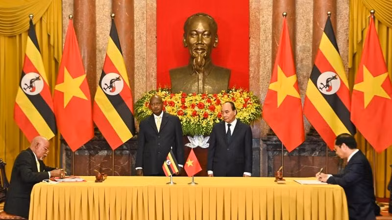 Chủ tịch nước Nguyễn Xuân Phúc và Tổng thống Yoweri Kaguta Museveni chứng kiến lễ ký Hiệp định về miễn thị thực cho người mang hộ chiếu ngoại giao và hộ chiếu công vụ. (Ảnh: Duy Linh)