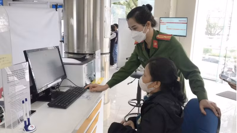 Hướng dẫn người dân sử dụng dịch vụ công tại Trung tâm phục vụ hành chính công tỉnh Bắc Kạn. (Ảnh: THU HÀ)