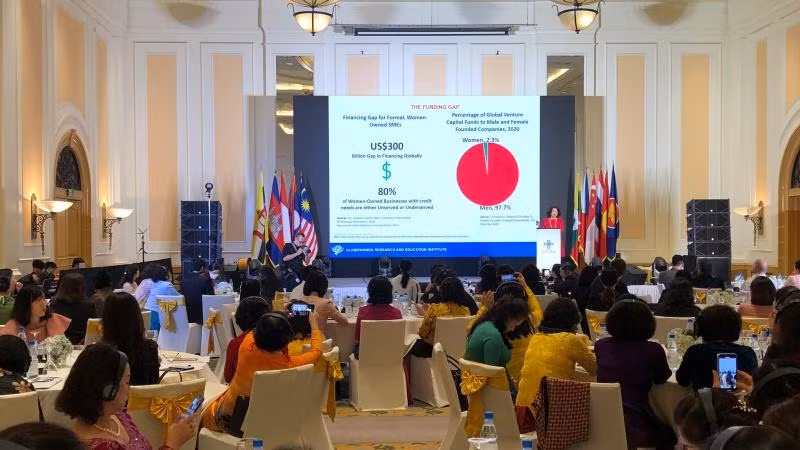 Các chuyên gia quốc tế đóng góp vào phiên thảo luận tại Hội nghị.