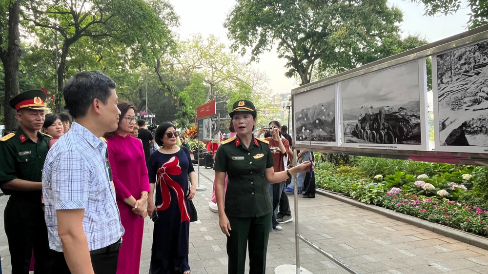 Các đại biểu nghe giới thiệu về những tư liệu lịch sử liên quan đến chiến dịch Điện Biên Phủ.
