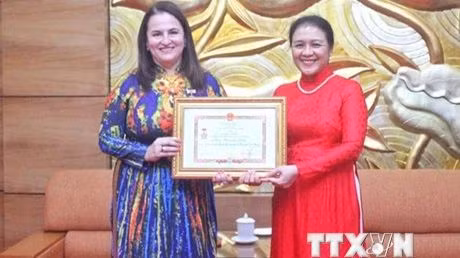 Chủ tịch Liên hiệp các tổ chức hữu nghị Việt Nam Nguyễn Phương Nga trao Kỷ niệm chương cho Trưởng đại diện UN Women tại Việt Nam Elisa Fernandez Saenz. (Ảnh: Như Quỳnh/TTXVN phát)