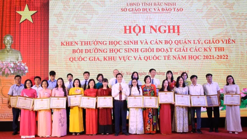 Ban Tổ chức tuyên dương giáo viên bồi dưỡng học sinh đạt thành tích xuất sắc tại các kỳ thi quốc gia, quốc tế và khu vực năm 2022.
