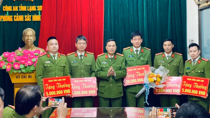 Đại tá Nguyễn Minh Tuấn, Phó Giám đốc Công an tỉnh Lạng Sơn, Phó Ban Chỉ đạo 138 của tỉnh, thừa ủy quyền của Chủ tịch UBND tỉnh trao thưởng nóng cho các đơn vị và cá nhân có thành tích xuất sắc trong đợt cao điểm tấn công trấn áp tội phạm.