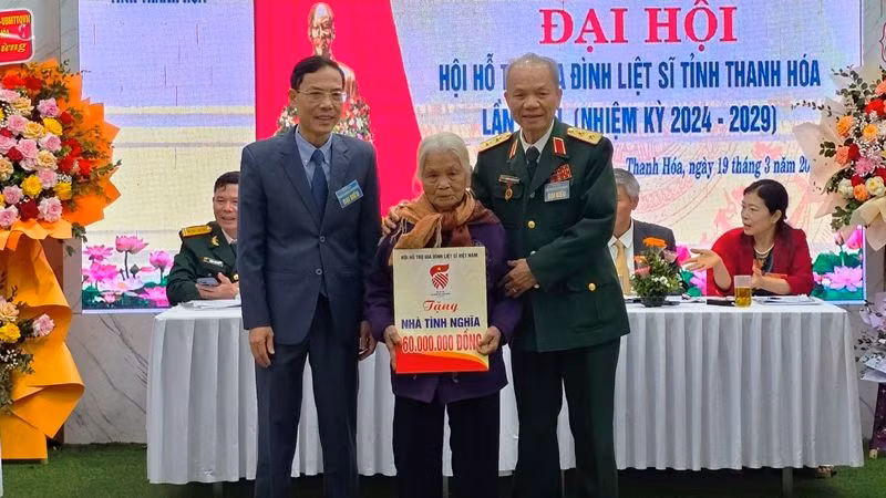 Hội hỗ trợ gia đình liệt sĩ trao tặng nhà tình nghĩa cho gia đình liệt sĩ.