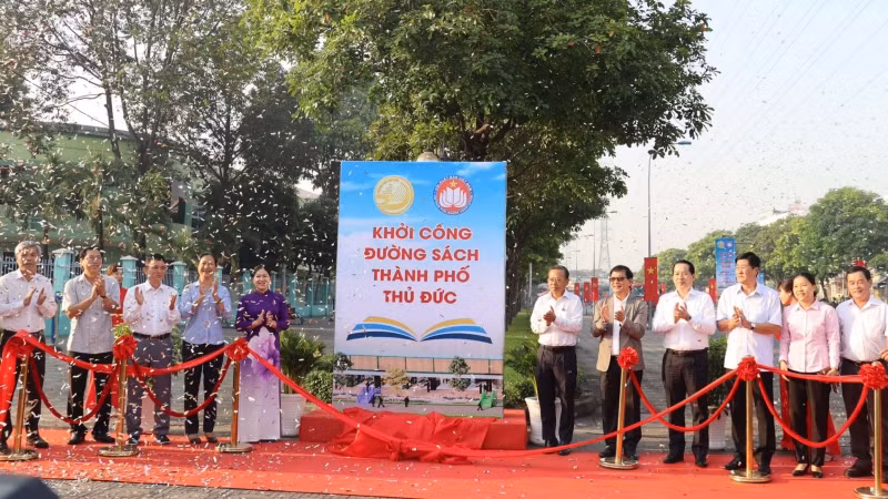 Nghi thức khởi công xây dựng đường sách thành phố Thủ Đức.