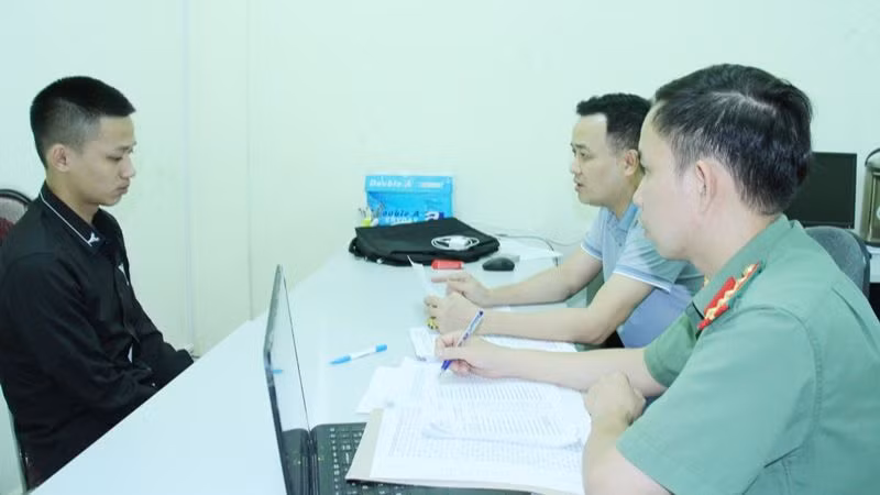 Đối tượng Trần Anh Tuấn tại Cơ quan điều tra Công an tỉnh Lào Cai. (Ảnh: QUỲNH TRANG)