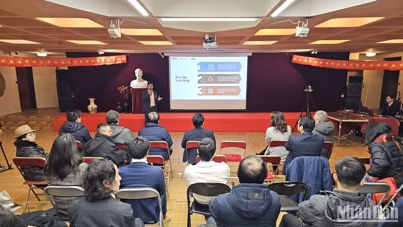 Lễ công bố triển khai hoạt động tại Pháp của ViNEU thu hút sự quan tâm của nhiều trí thức Việt Nam. (Ảnh: MINH DUY)