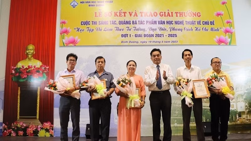 Phó Chủ tịch Ủy ban nhân dân tỉnh Bình Dương Nguyễn Lộc Hà (thứ 3 từ phải sang) trao tặng hoa và Chứng nhận giải thưởng cho các tác giả.