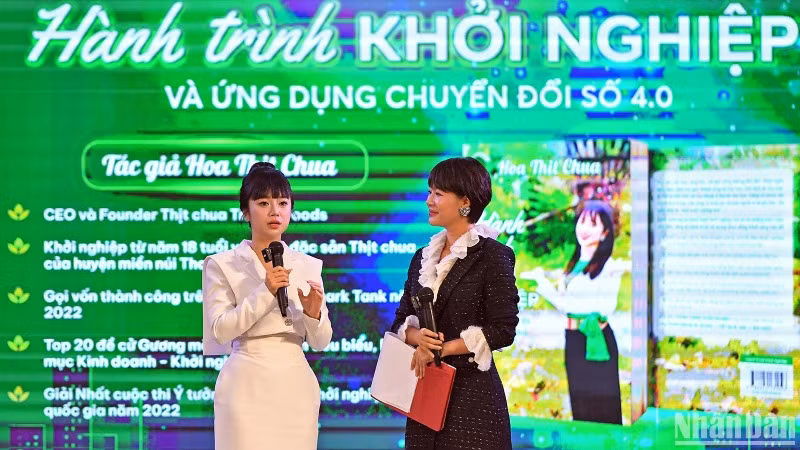 Chị Nguyễn Thị Thu Hoa (bên trái) chia sẻ về hành trình khởi nghiệp của chính mình.