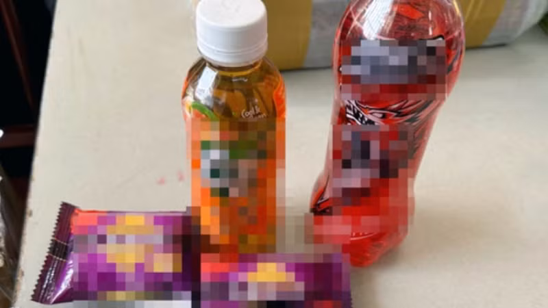 Một số sản phẩm học sinh Trường THCS Nguyễn Du đã nhận từ nhóm người đi phát khuyến mại. (Ảnh: Nhà trường cung cấp).