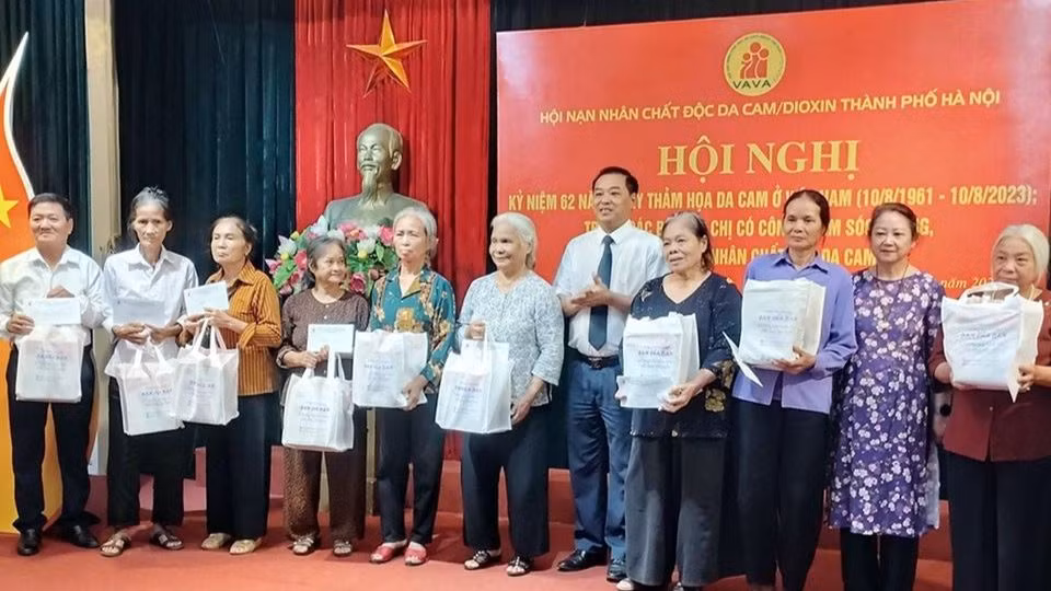 Phó Giám đốc Sở Lao động, Thương binh và Xã hội Hà Nội trao tặng các phần quà động viên những người mẹ, người vợ có công chăm sóc, nuôi dưỡng nạn nhân chất độc da cam.