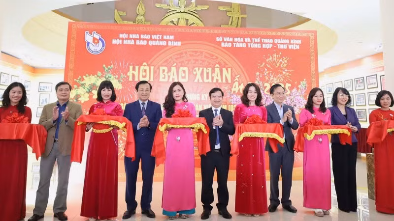 Các đại biểu cắt băng khai trương Hội báo Xuân Ất Tỵ năm 2025 của tỉnh Quảng Bình.