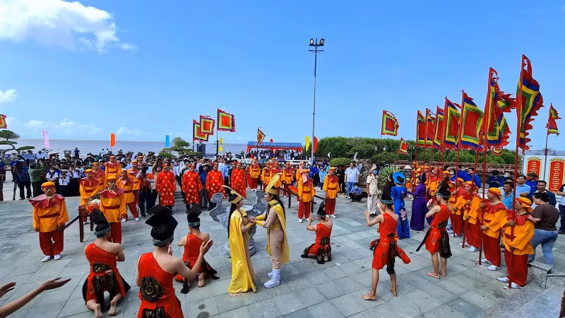 Văn nghệ chào mừng trước lễ viếng Đức Quốc Tổ Lạc Long Quân.