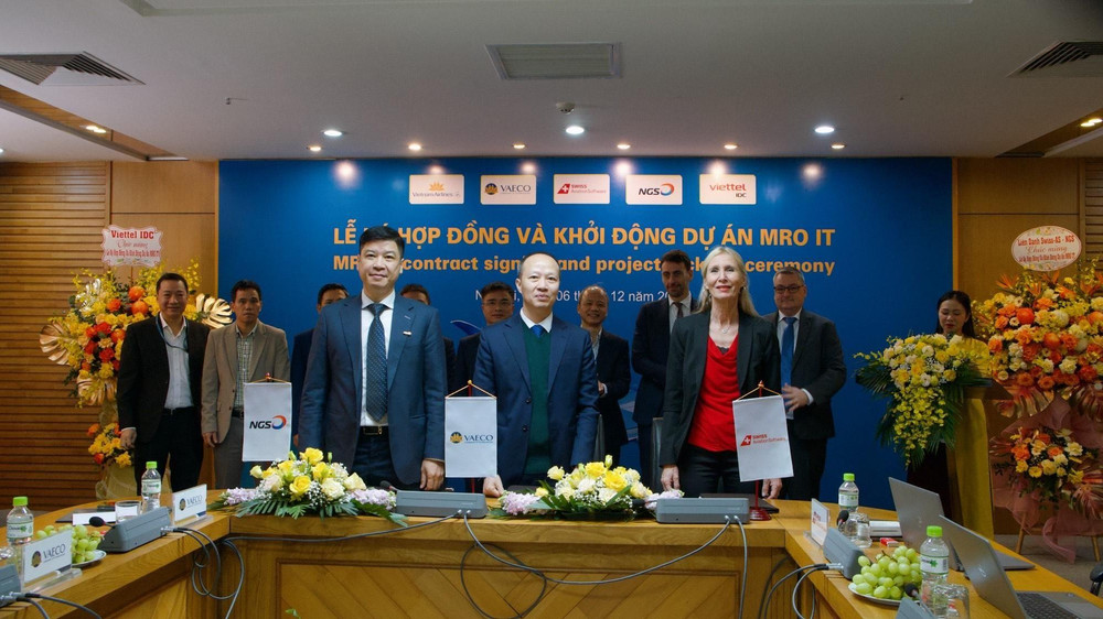 Đại diện hai bên ký kết hợp tác, triển khai hệ thống phần mềm bảo dưỡng tàu bay theo công nghệ mới.