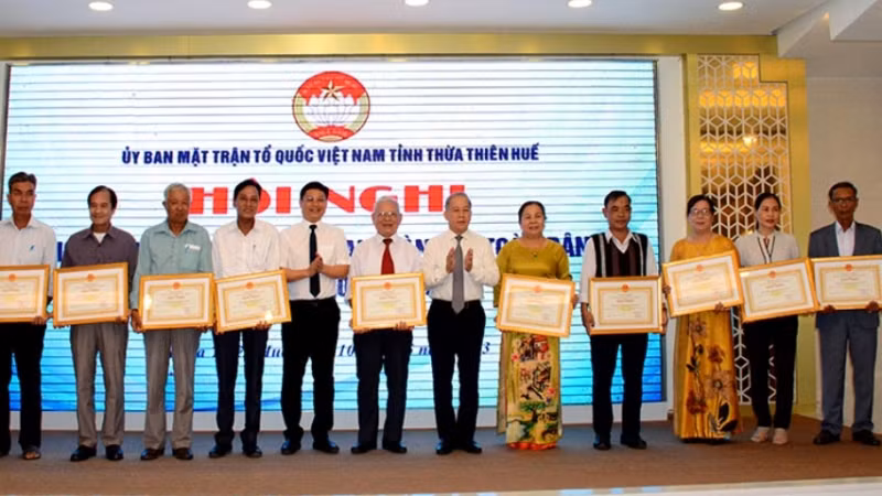 Lãnh đạo tỉnh tặng Bằng khen của Chủ tịch Ủy ban nhân dân tỉnh cho các tập thể đạt thành tích xuất sắc trong tham gia tổ chức “Ngày hội Đại đoàn kết toàn dân tộc”.