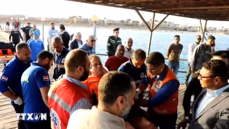 Lực lượng cứu hộ làm nhiệm vụ gần hiện trường vụ chìm tàu du lịch ở ngoài khơi Marsa Alam, Ai Cập, ngày 25/11/2024. (Ảnh: THX/TTXVN)