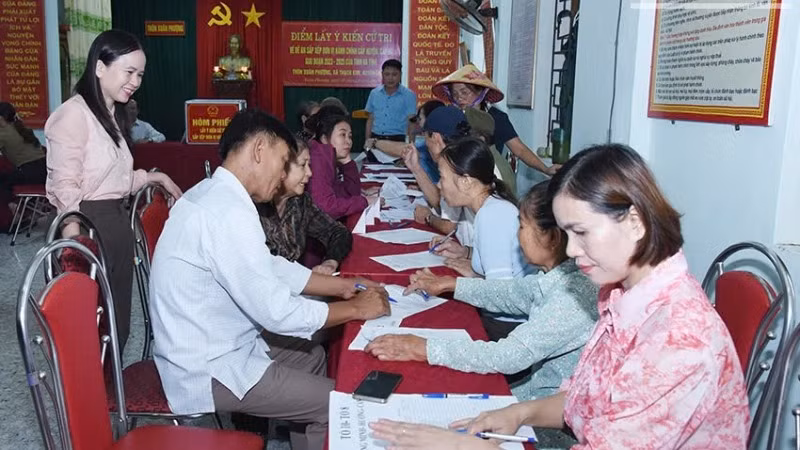 Các địa phương thực hiện sáp nhập đơn vị hành chính lấy ý kiến của người dân về lộ trình, kế hoạch thực hiện sáp nhập đơn vị hành chính cấp huyện, xã.