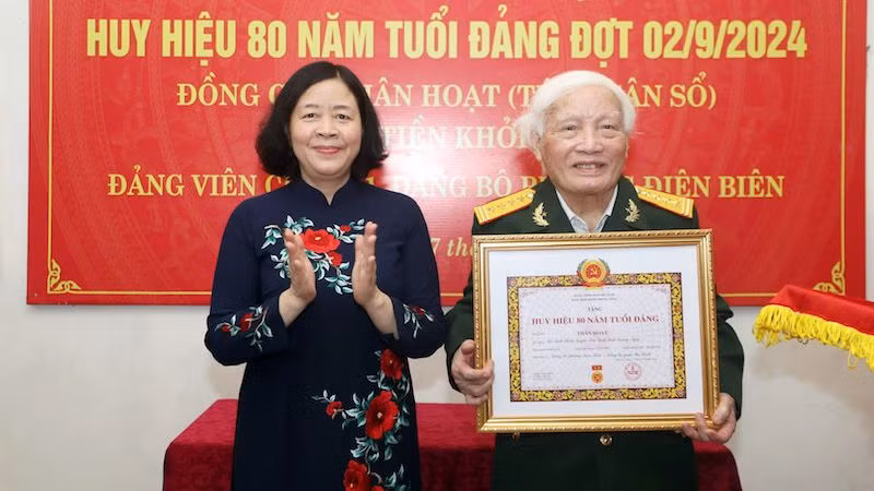Bí thư Thành uỷ Hà Nội Bùi Thị Minh Hoài trao chứng nhận Huy hiệu 80 tuổi Đảng cho đồng chí Thân Hoạt.