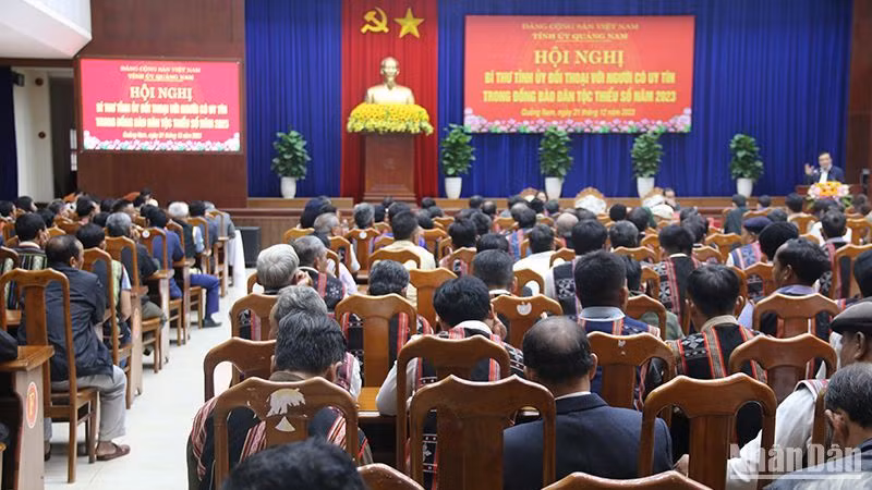 Quang cảnh buổi đối thoại giữa Bí thư Tỉnh ủy và người có uy tín trong đồng bào dân tộc thiểu số.